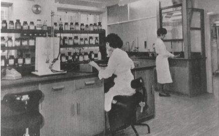 Black and white photo of the Biochemistry lab from the 1960s